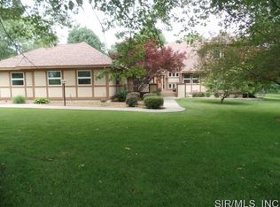 3911 Meadow Ln, Highland, IL 62249