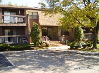 819 Sharon Ct, Woodbridge, NJ 07095
