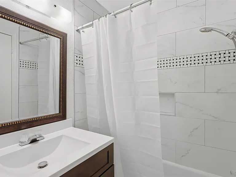 811 Threadneedle St #287 — Photo 12