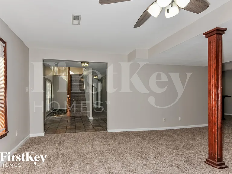 212 Royallmanor Ln — Photo 12