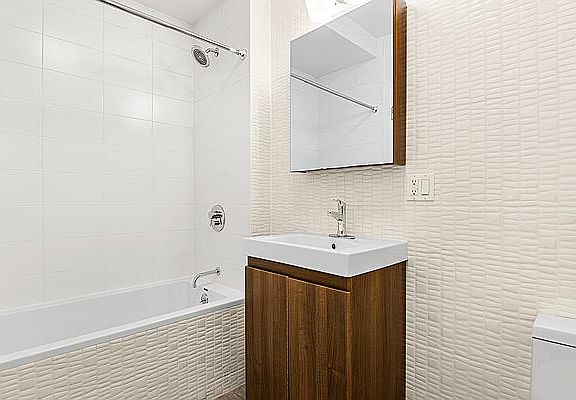 4th image of 223 Pulaski St #1A