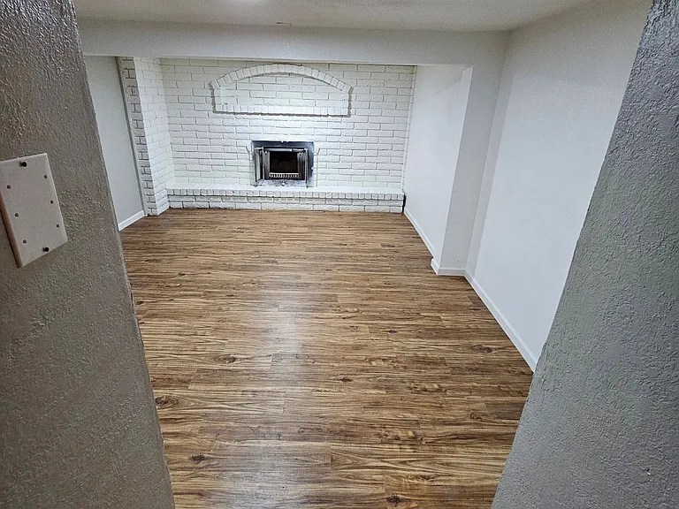 724 Troy Ave — Photo 14