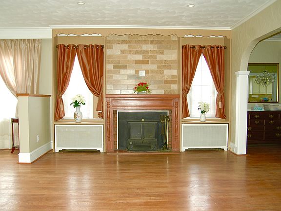 3rd image of 321 Houston Ave