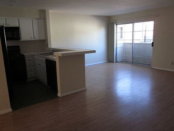 5th image of 13610 Moorpark St APT 106