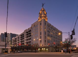 758 N Larrabee St #200, Chicago, IL 60654