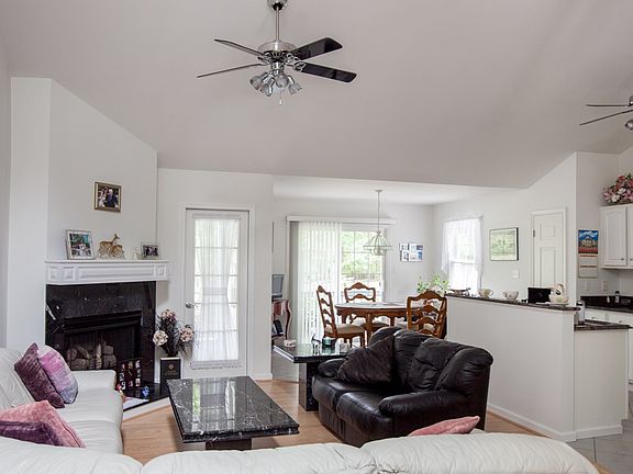 3rd image of 184 Jefferson Dr W