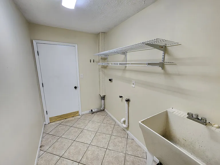 2403 Stonehill Ave — Photo 16