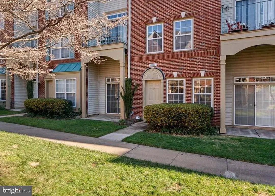 3 bed, 2.5 bath, 1164 sqft, $2,560 — Photo 2