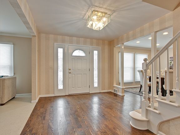 3rd image of 129 Burr Oak Ct