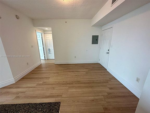 4th image of 275 NE 18th St APT 909