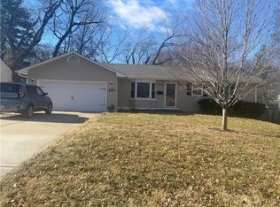8024 Outlook Ln, Prairie Village, KS 66208