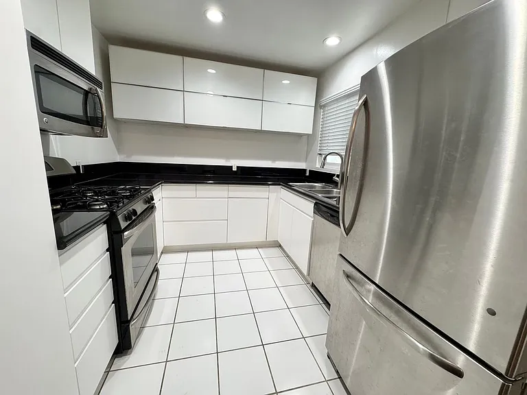 307 S Clark Dr — Photo 9