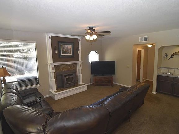 4th image of 2517 Country Club Dr