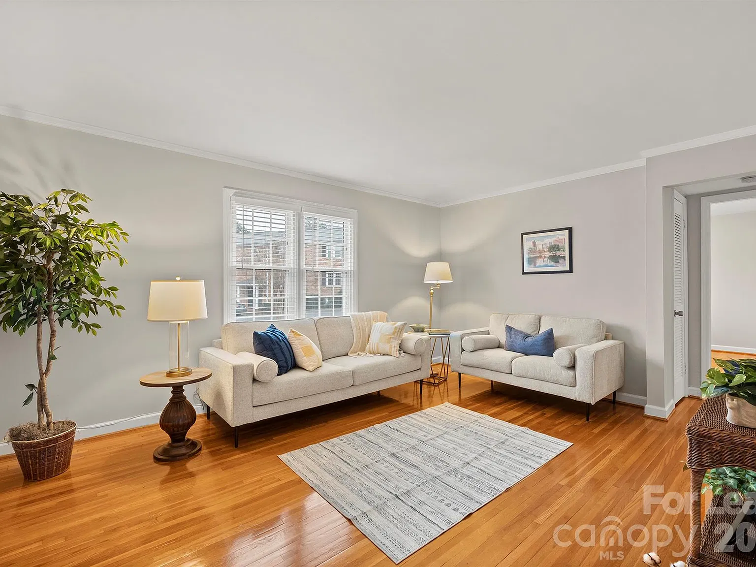 2 bed, 1.0 bath, 880 sqft, $1,350 — Photo 3