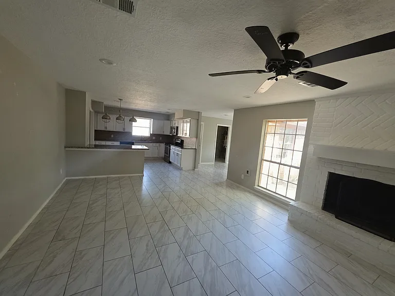 1127 Klamath Ln — Photo 7