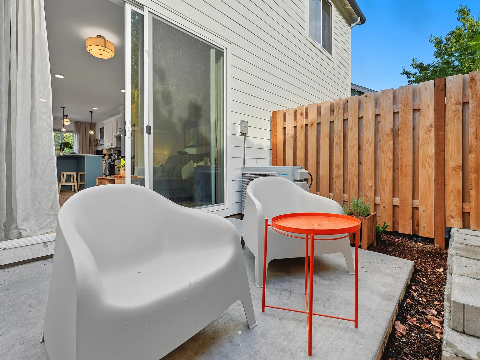 3 bed, 2.5 bath, 978 sqft, $3,900 — Photo 3