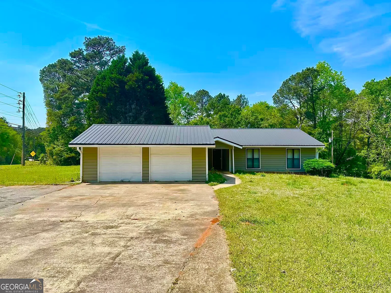 3 bed, 2.0 bath, 1900 sqft, $2,300 — Photo 1