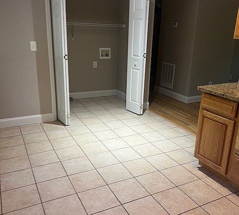 Washer/Dryer hookups