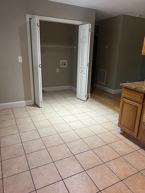 Washer/Dryer hookups