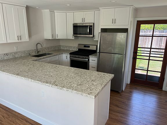 4th image of 3333 1/2 N Mountain View Dr