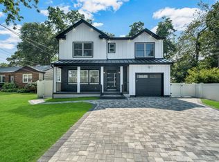 63 Oak Avenue, Huntington Station, NY 11746