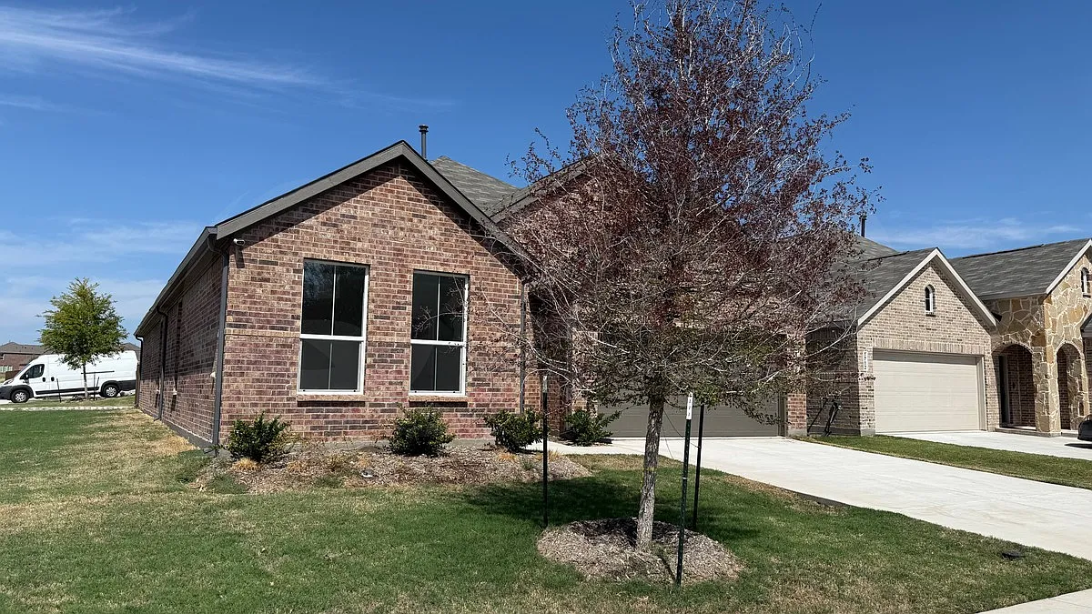 4 bed, 3.0 bath, 2600 sqft, $2,760 — Photo 2