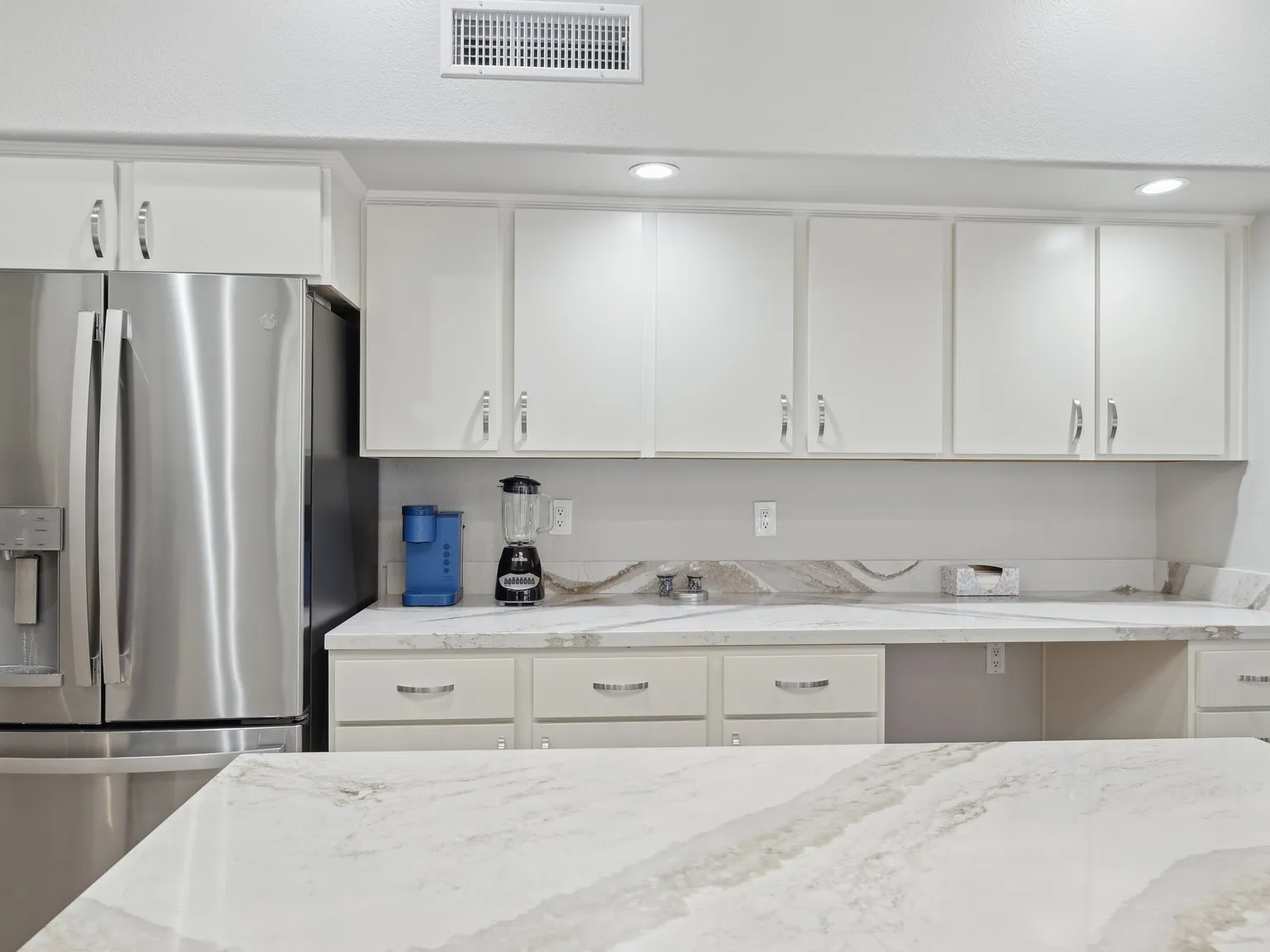 4 bed, 2827 sqft, $4,699 — Photo 3
