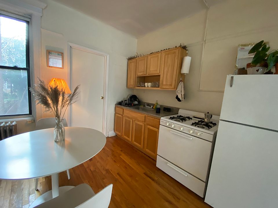 2nd image of 600 Lincoln Pl APT 2D