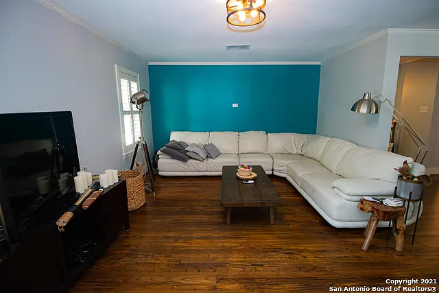 3 bed, 2.0 bath, 1981 sqft, $3,055 — Photo 3