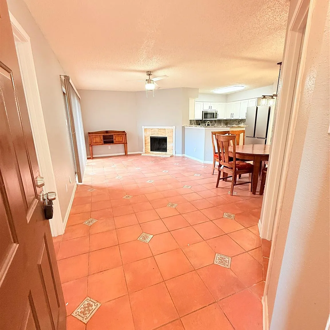 2 bed, 1.0 bath, 838 sqft, $1,599 — Photo 3
