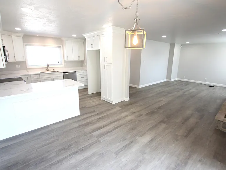 5112 Olive Dr — Photo 2