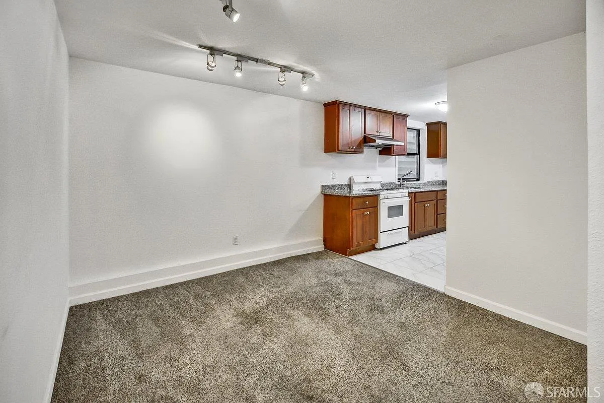 3 bed, 2.0 bath, 4518 sqft, $3,675 — Photo 3