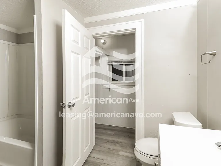 1581109_013_bathroom_13654526.jpg