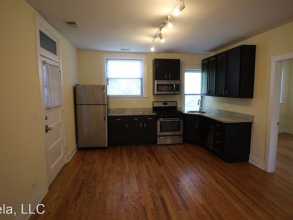 3rd image of 3719 N Leavitt St #3