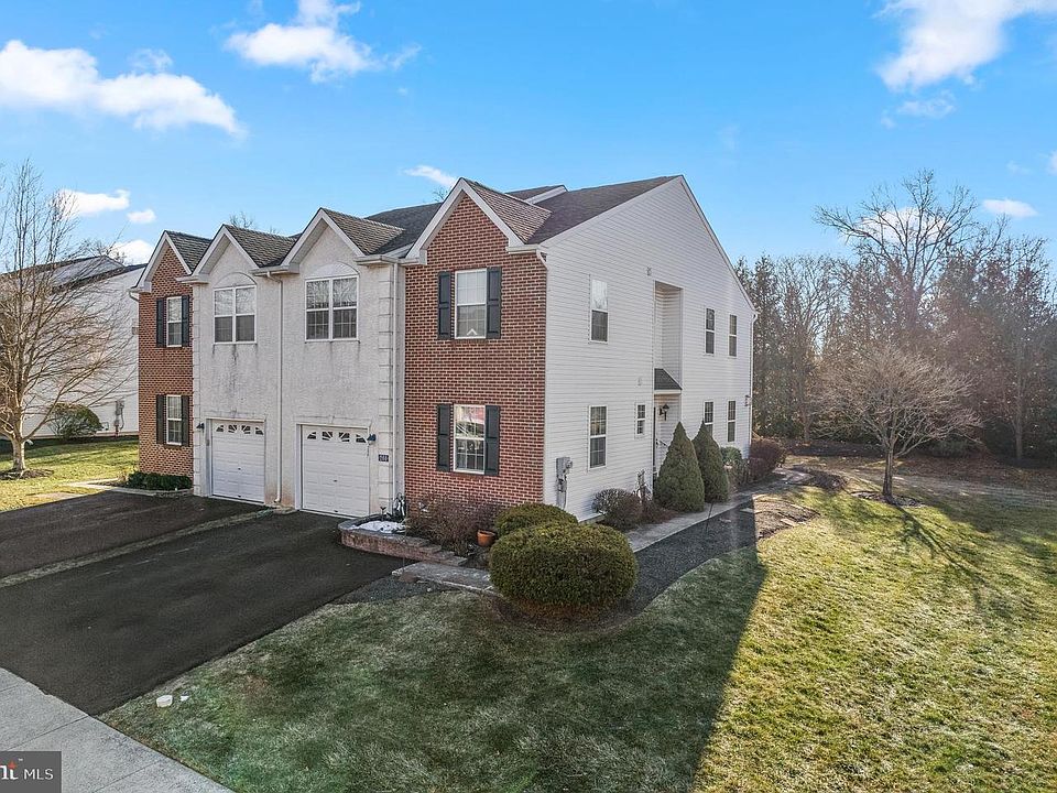 1st image of 260 Hampshire Dr