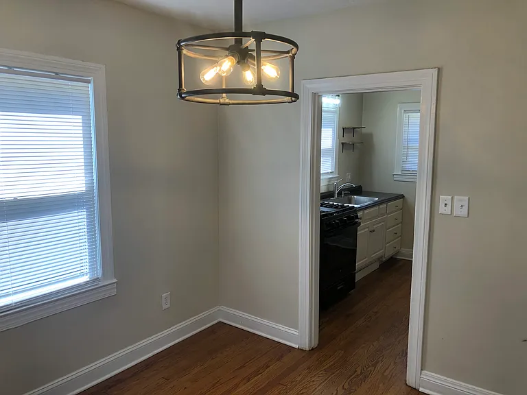 Dining room into kitchen