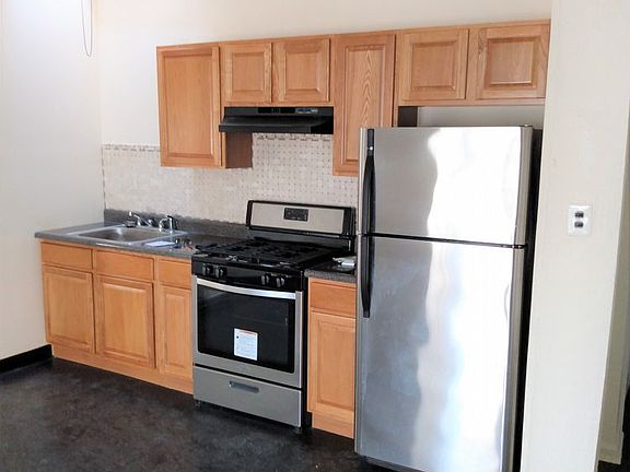 3rd image of 1304 Oak Ln APT 3E