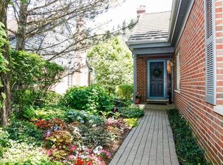 10 Southgate Ct, Burr Ridge, IL 60527