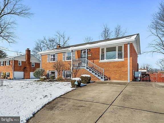 Front View showing large driveway