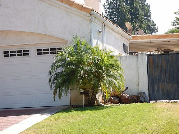 3rd image of 9624 White Oak Ave