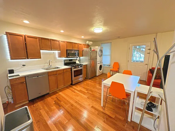 130 W 8th St #1, South Boston, MA 02127