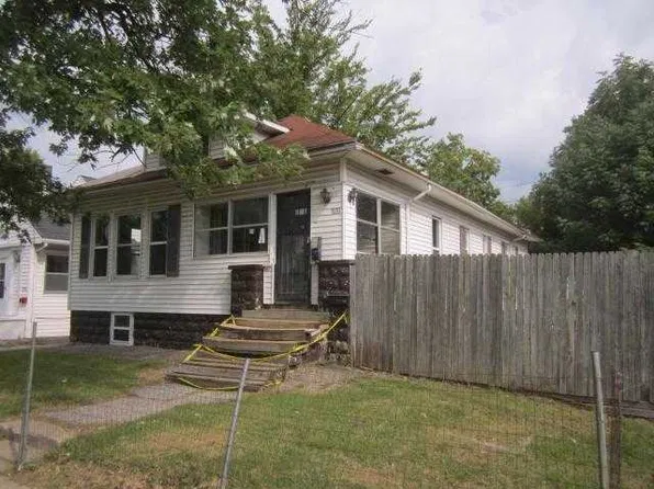 926 E 3rd St, Centralia, IL 62801