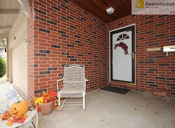 Covered Front Porch & Entry.