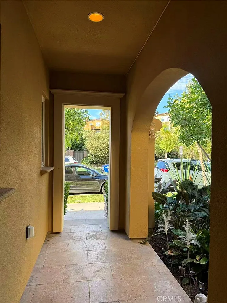 5 bed, 4209 sqft, $9,500 — Photo 3