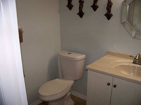 4th image of 1016 Warwick Ct