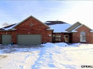 16405 Woodland Dr, Omaha, NE 68136