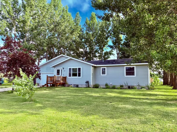 305 Lincoln Ct SW, Warroad, MN 56763