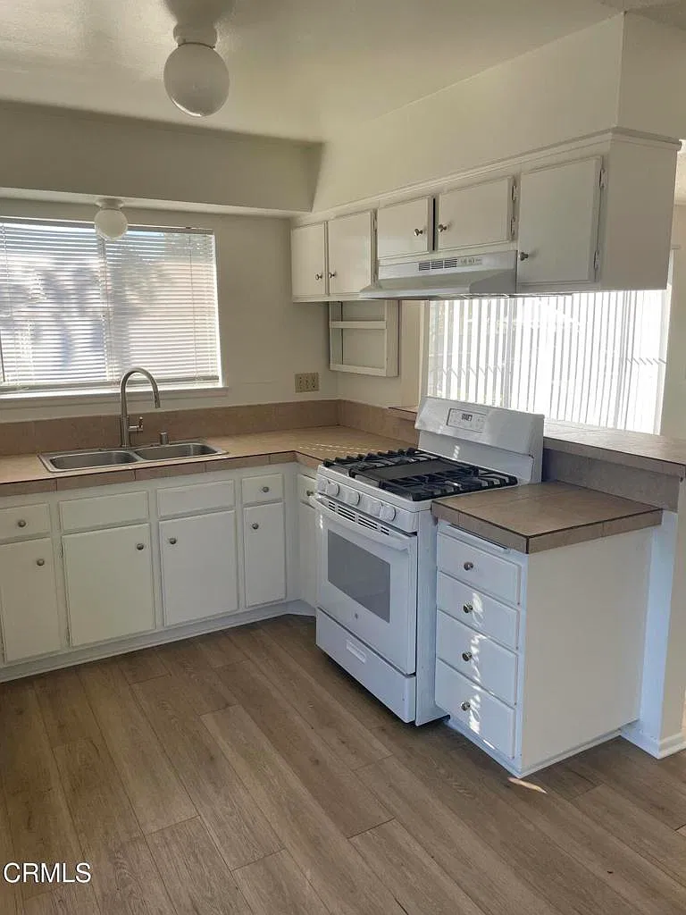 3 bed, 2.0 bath, 1000 sqft, $3,275 — Photo 4