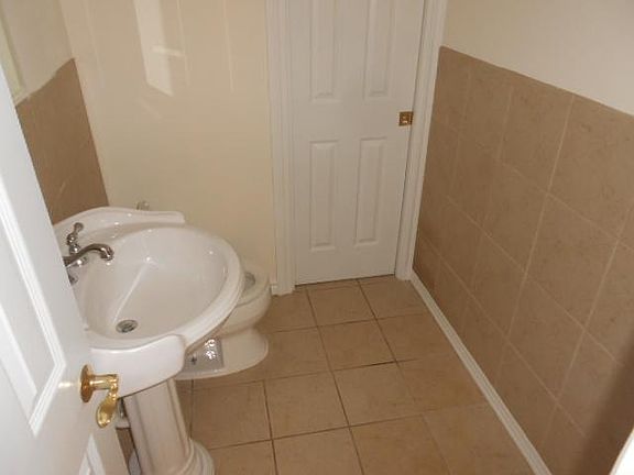 5th image of 511 Royal Crest Dr