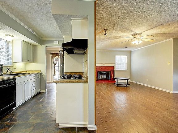 5th image of 2808 Hollywood Dr